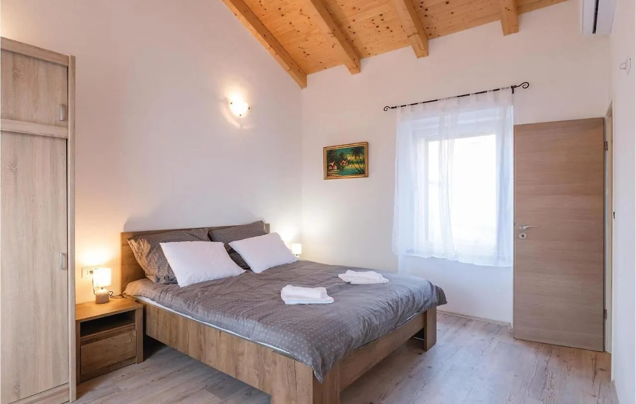 3 Bedroom Awesome Home In Medulin 0*,