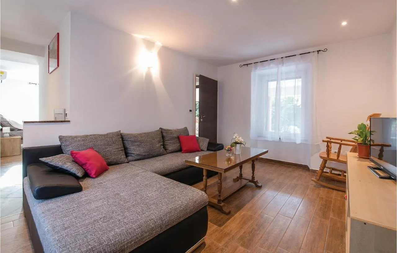 3 Bedroom Awesome Home In Medulin 0*,